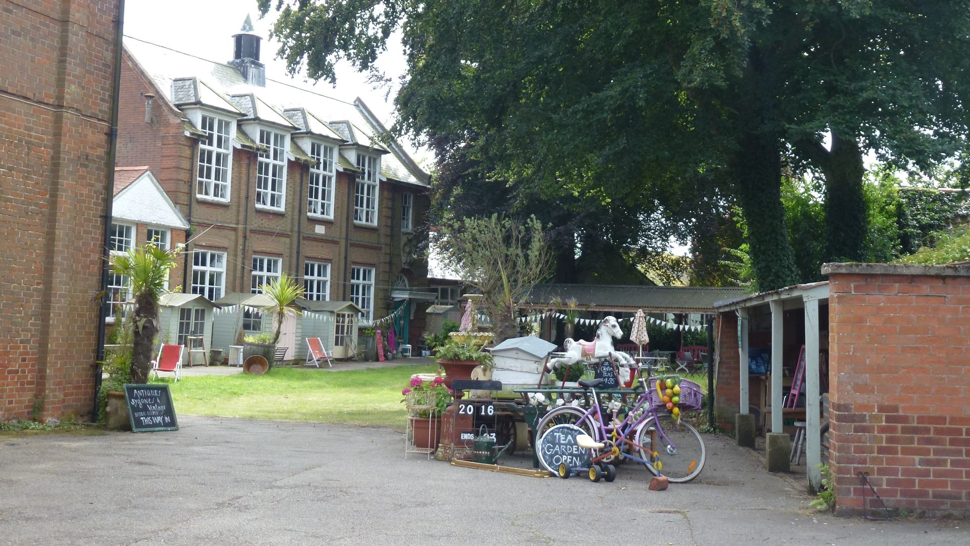 File:Antiques for sale in Swaffham - geograph.org.uk - 5048162.jpg