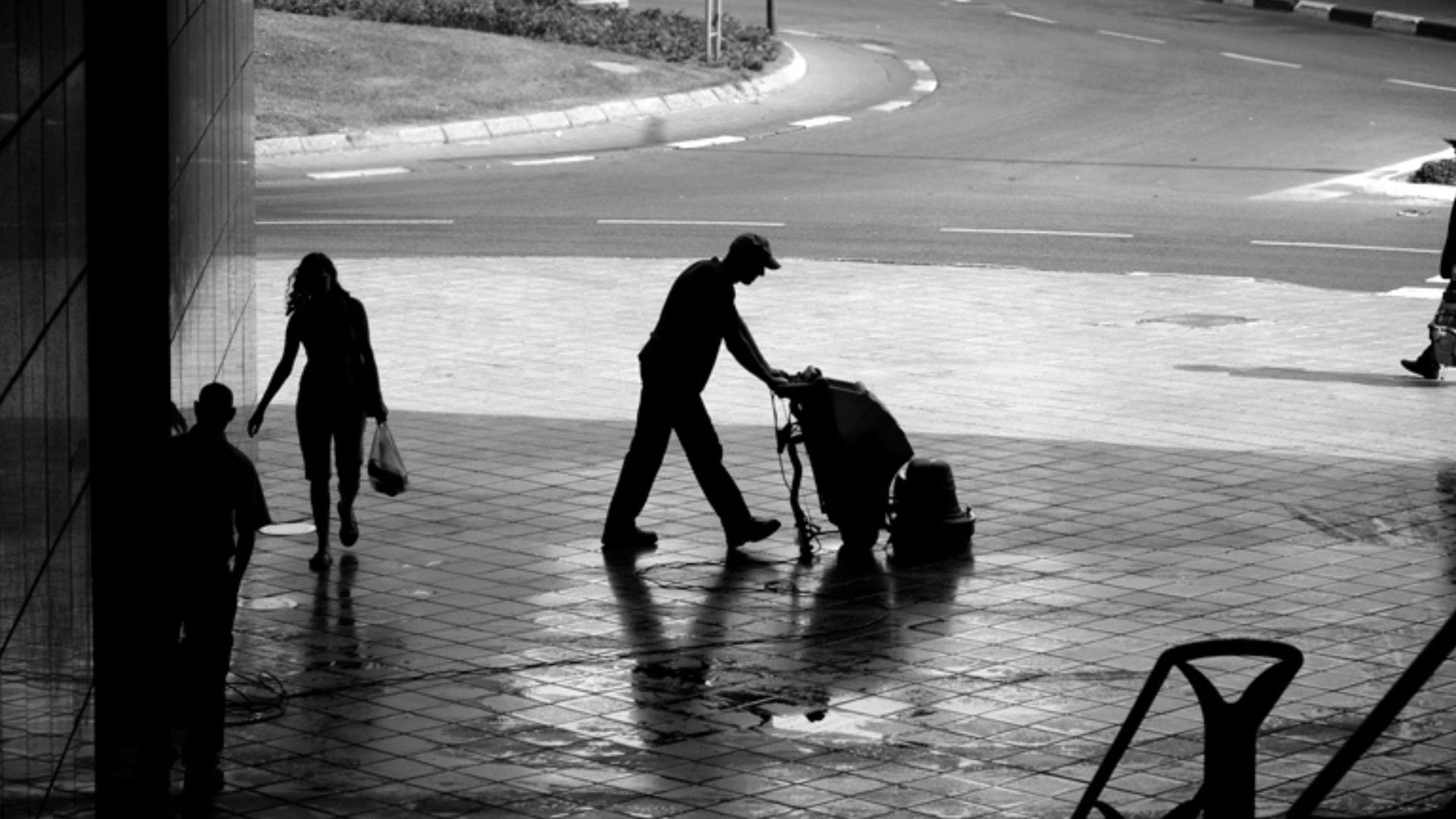 File:A janitor cleaning up the sidewalk.jpg