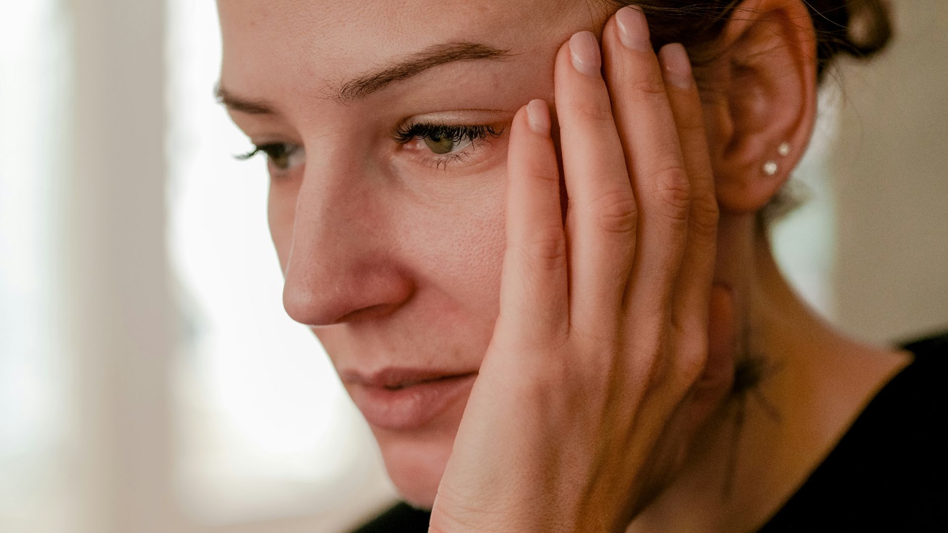 a person with the hand on the face