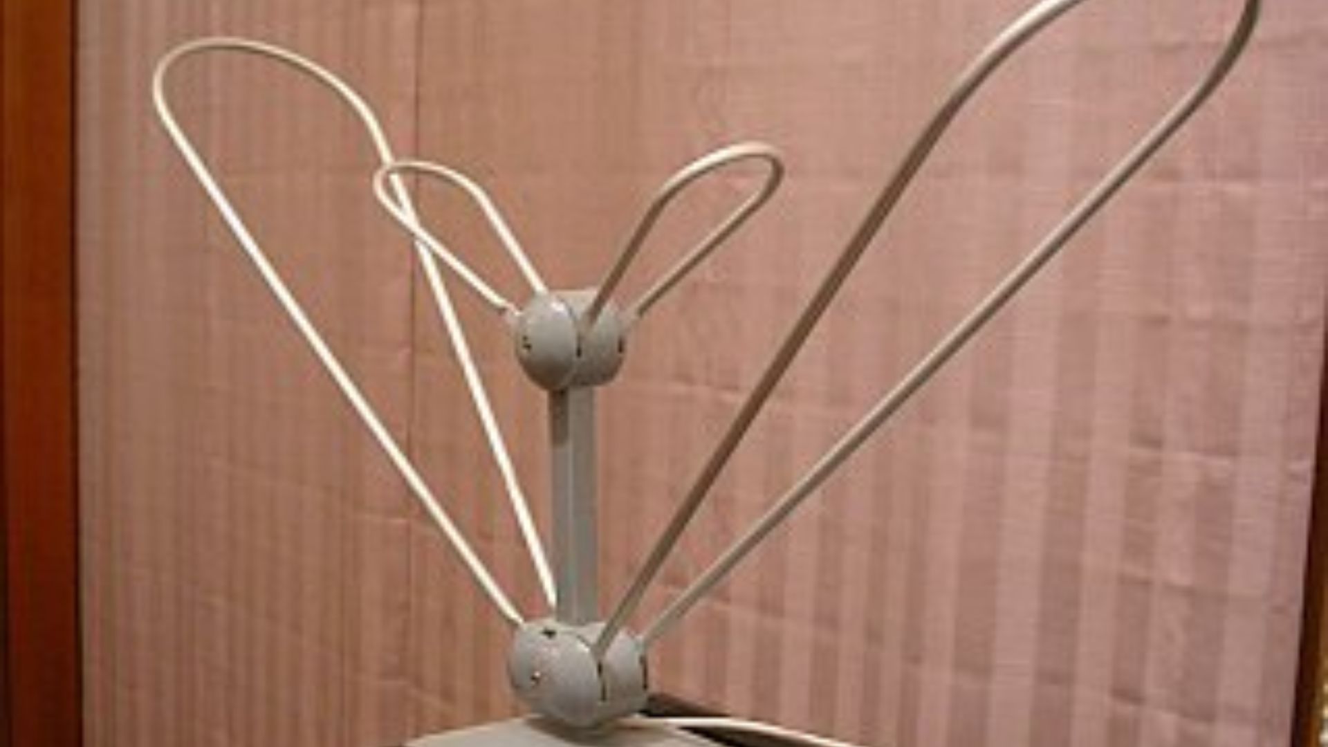 File:Indoor Antenna (Rabbit Ears) DSCN2540a.jpg