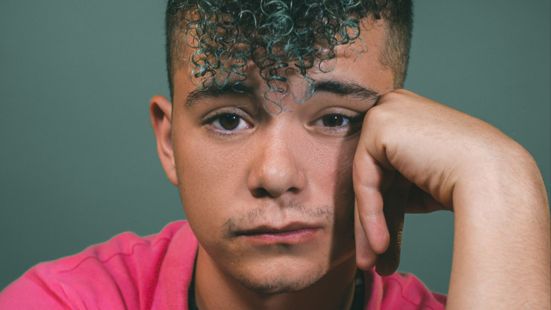 man in pink crew neck t-shirt