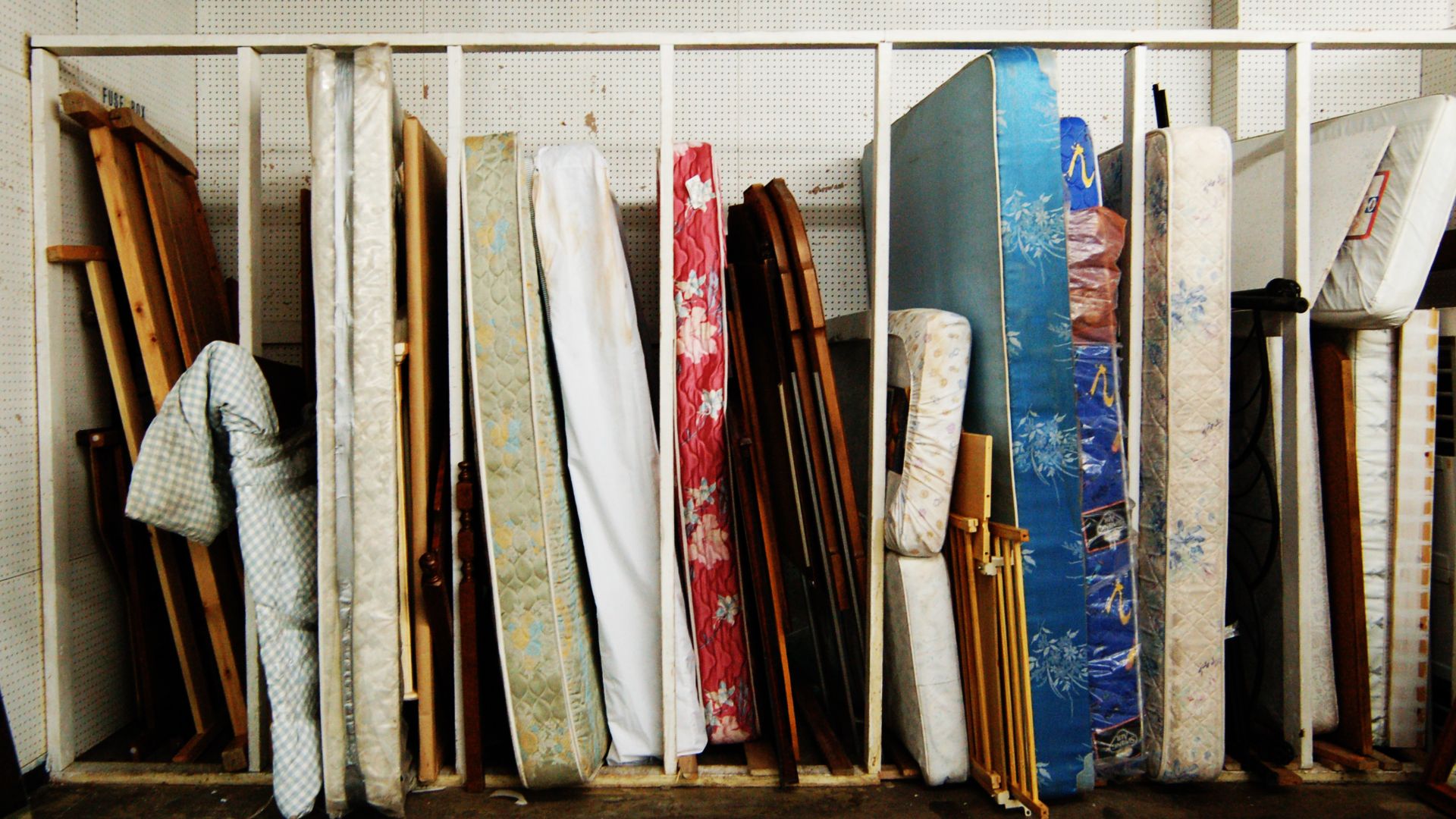 File:Used mattresses.jpg