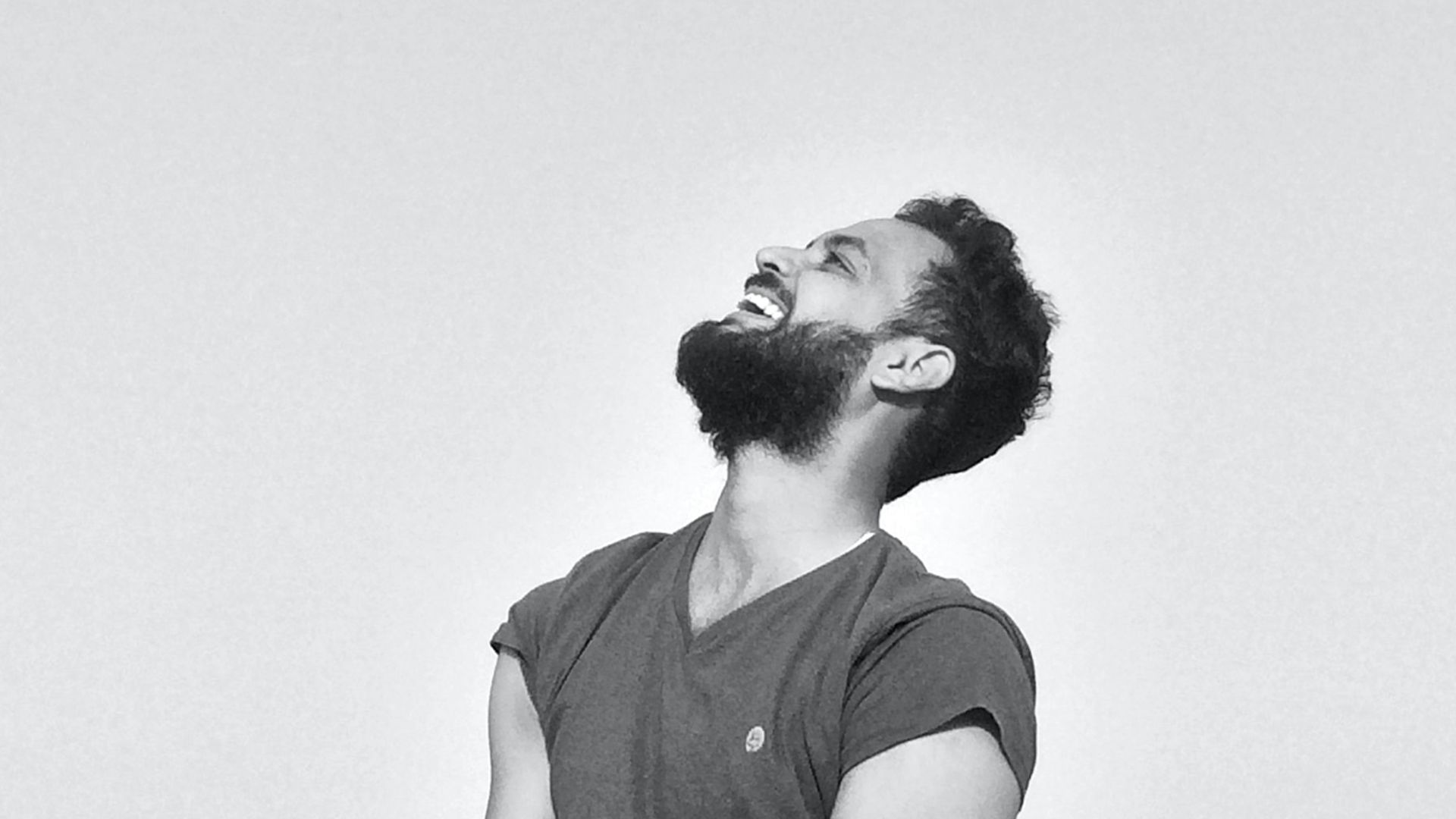 man in black crew neck t-shirt