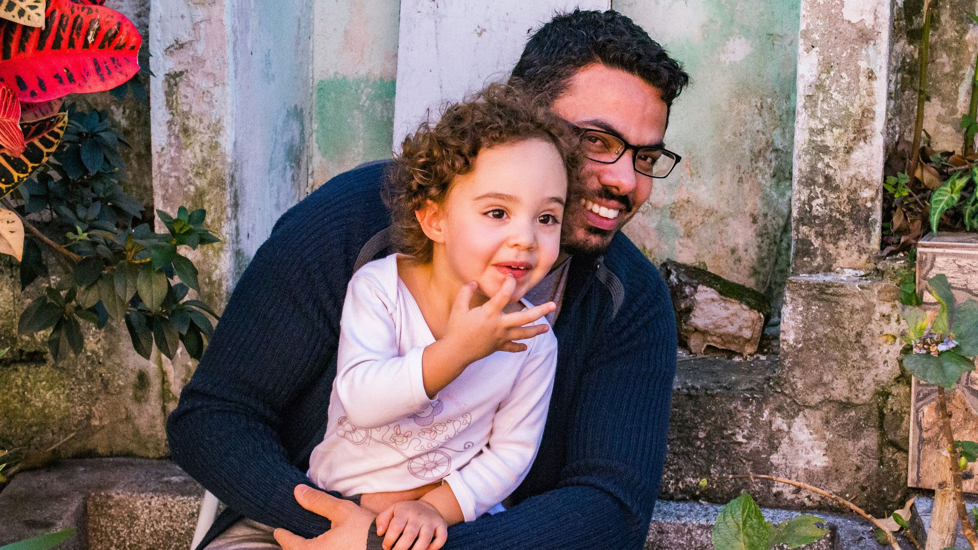 man siting with girl on focus photography