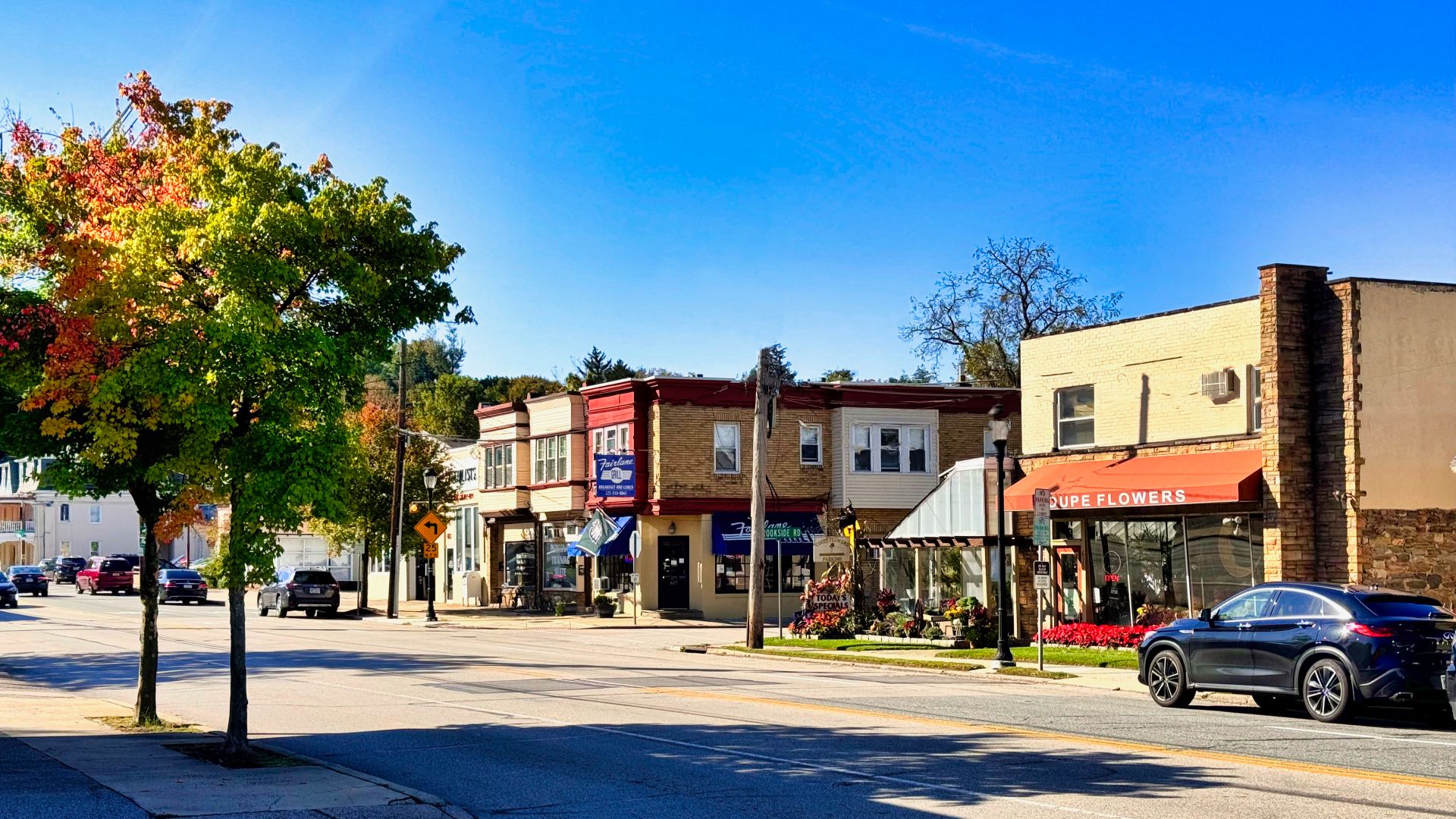 File:Downtown Erdenheim, Pennsylvania.jpg