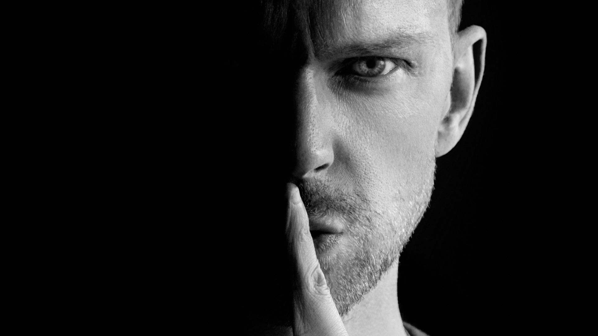 man in black crew neck shirt