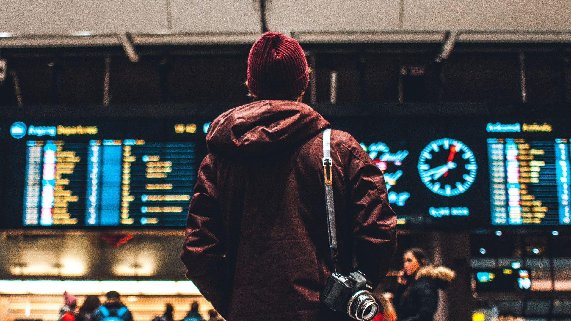 person looking up to the flight schedules