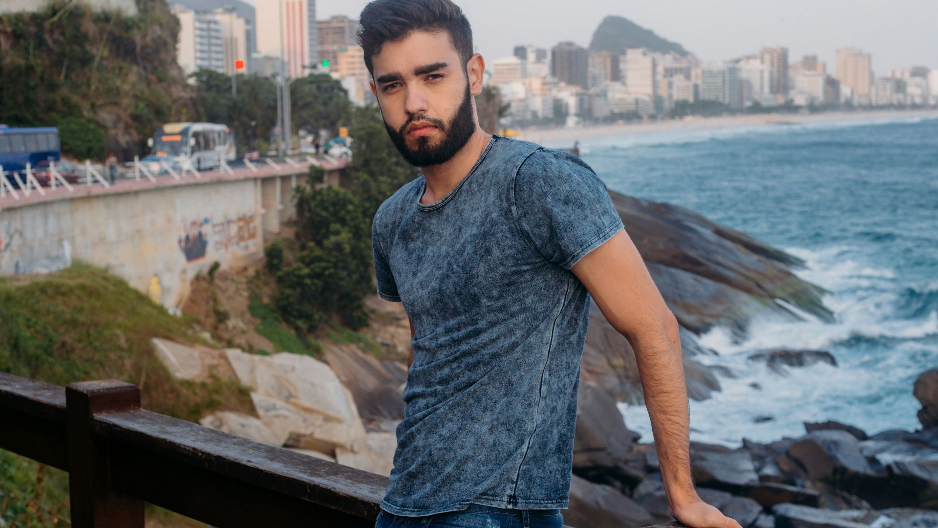 men's blue crew-neck t-shirt