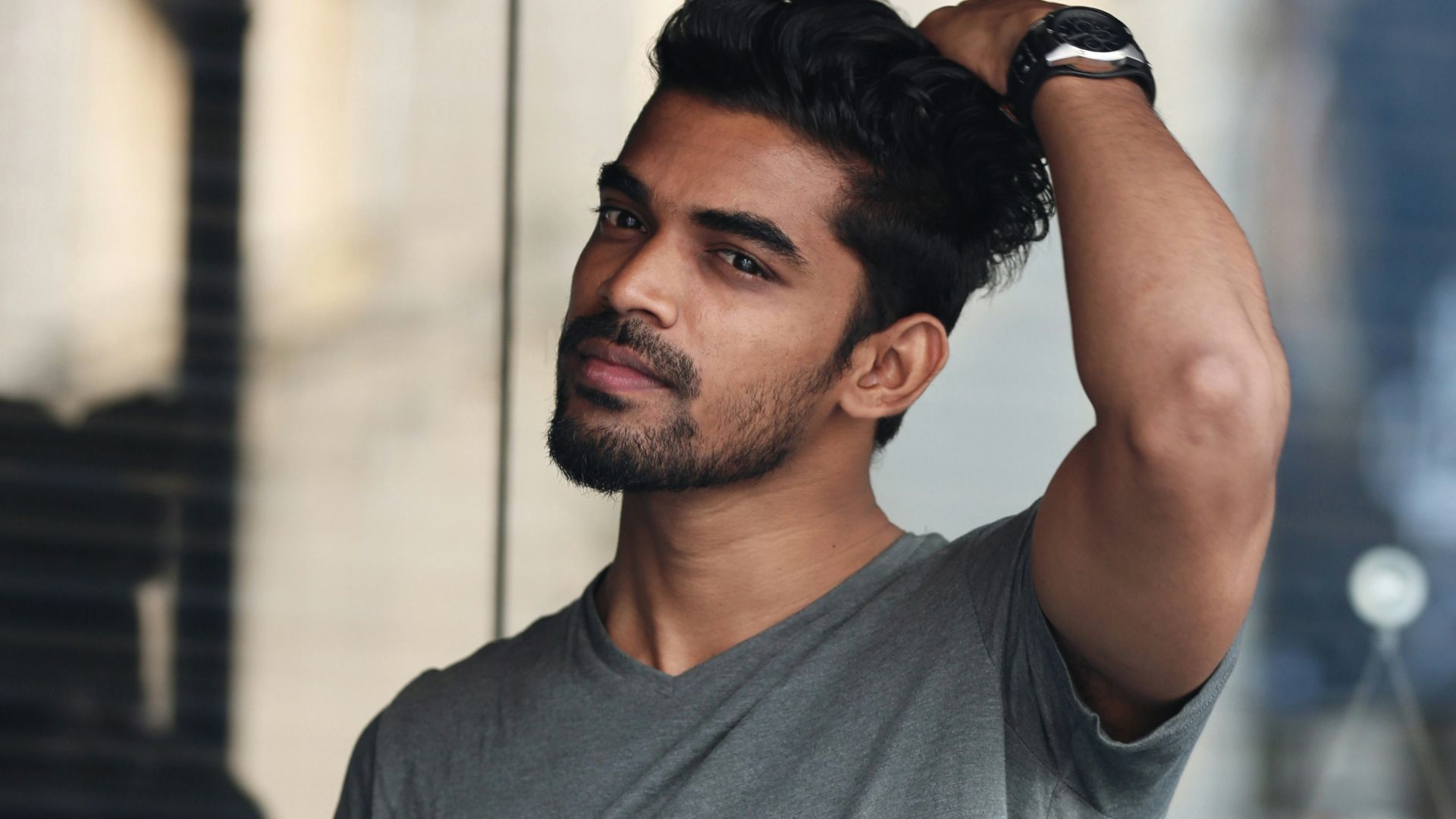 man wearing gray shirt