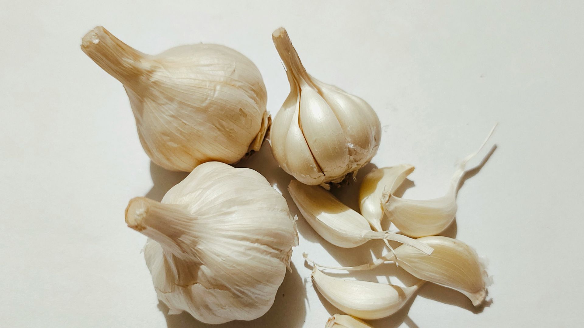 a couple of garlics sitting on top of a table