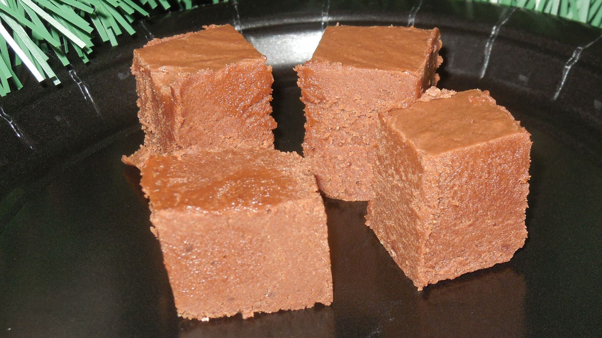 File:Easy Fudge on a Black Plate.jpg