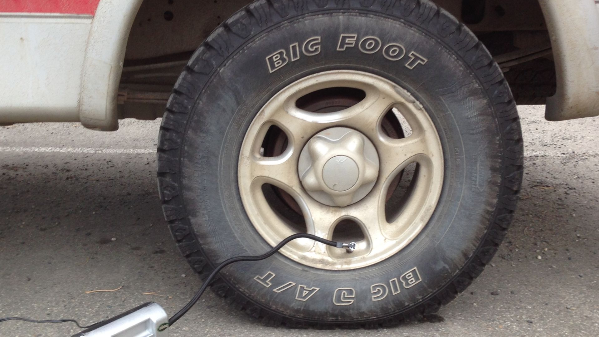 File:Red 1998 Ford F-150 on alloy wheels with Big Foot tires (16041067985).jpg