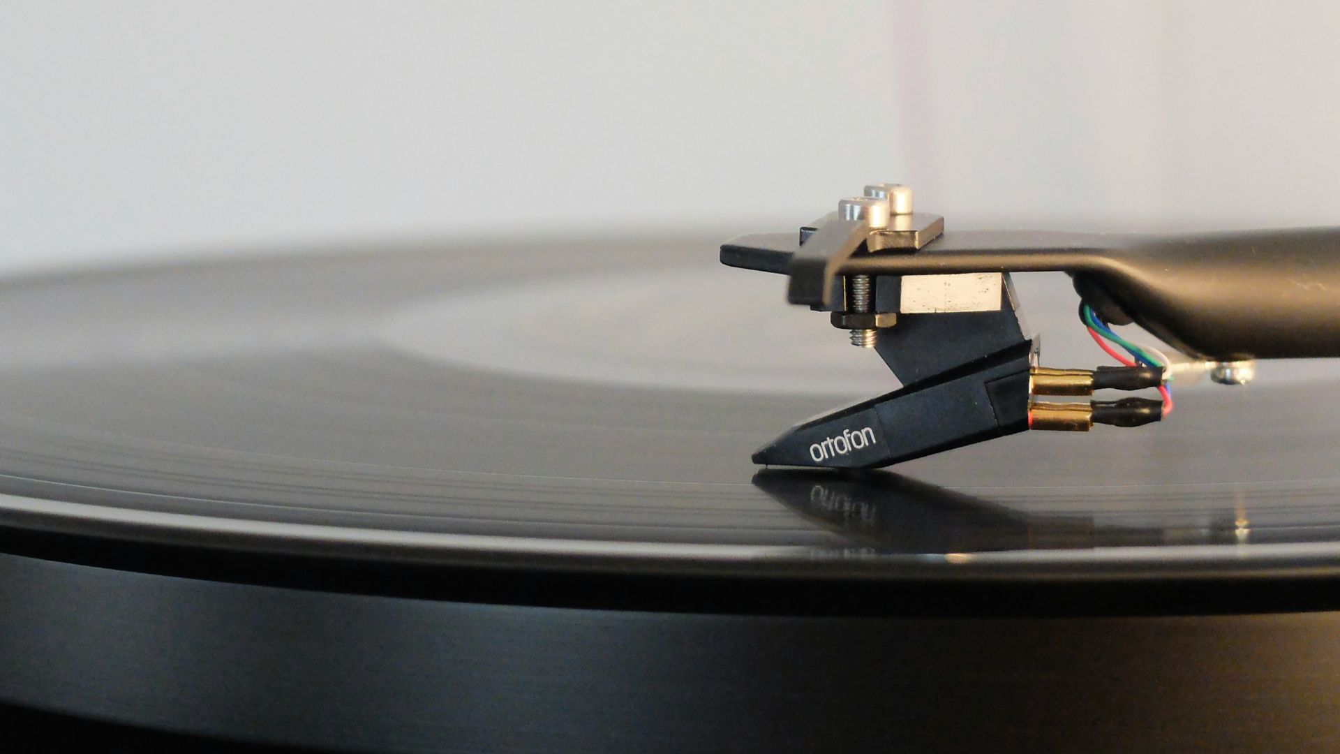round black vinyl disc on vinyl player