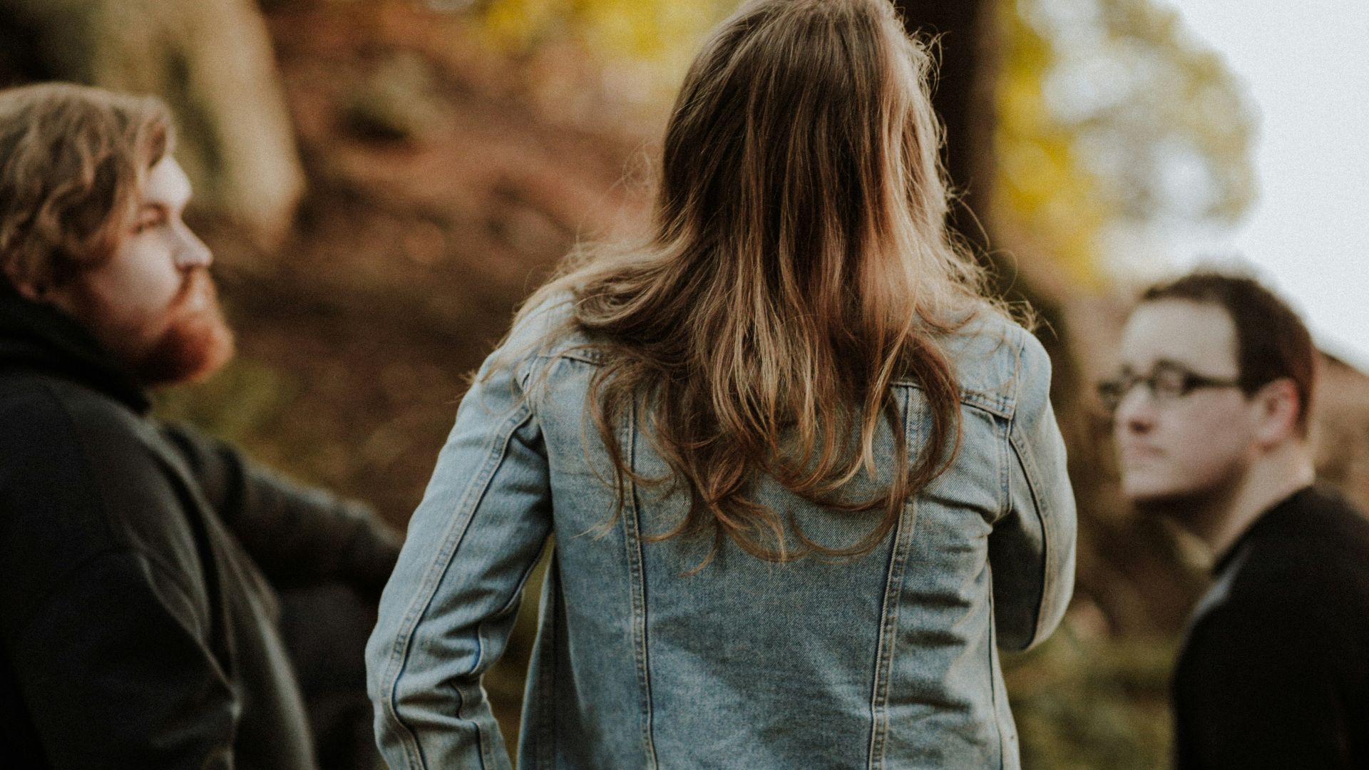 woman wearing gray jacket