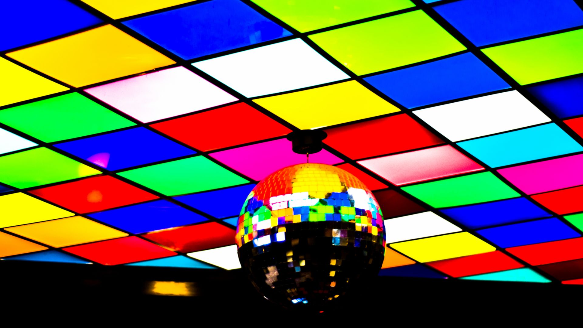 File:Disco TGI Bar by John Vance.jpg