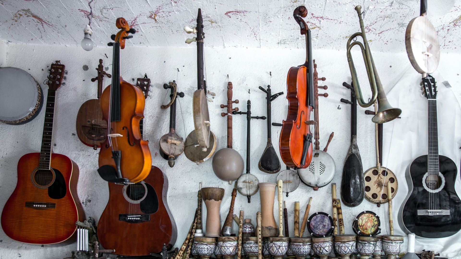 assorted-color guitar lot