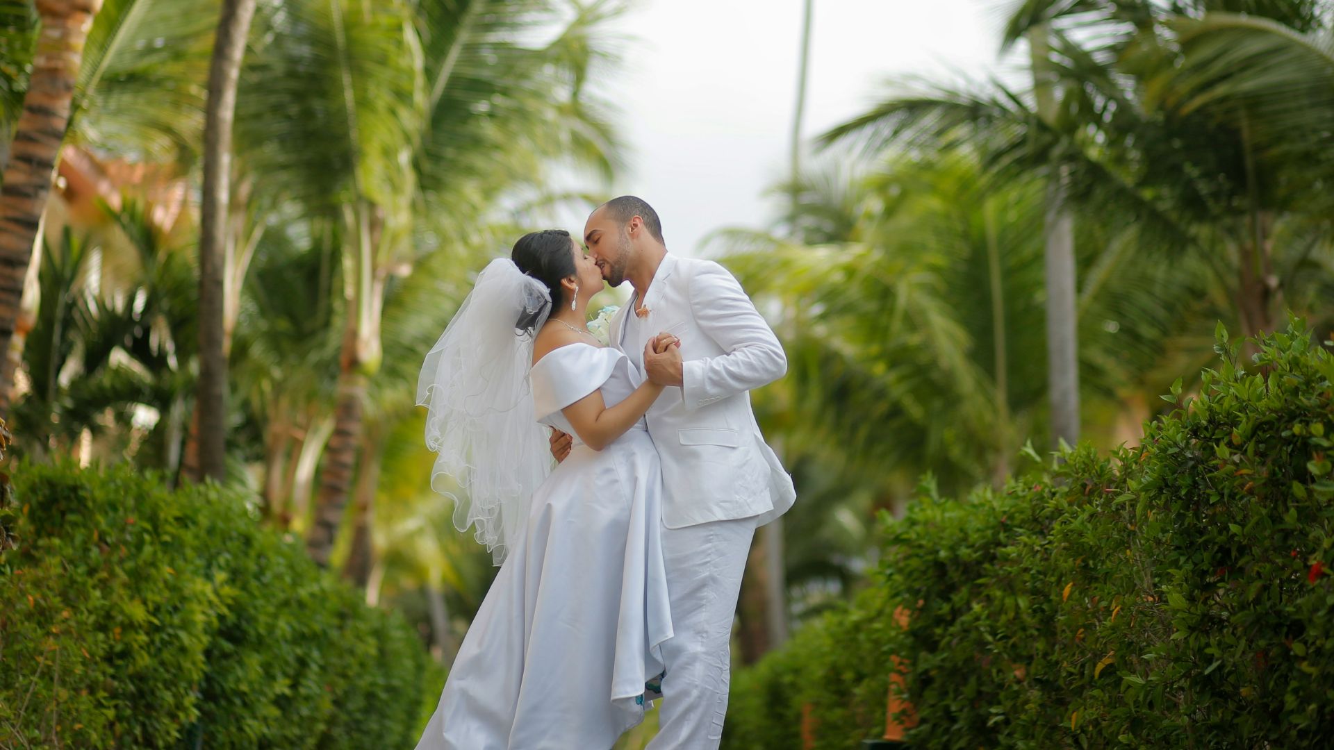 bridge and groom kissing