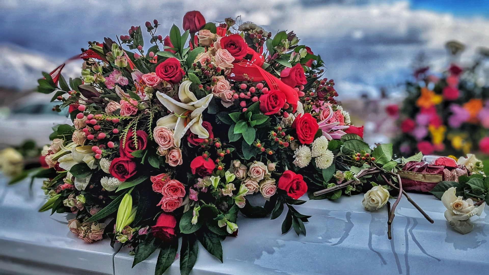 a bunch of flowers sitting on top of a car