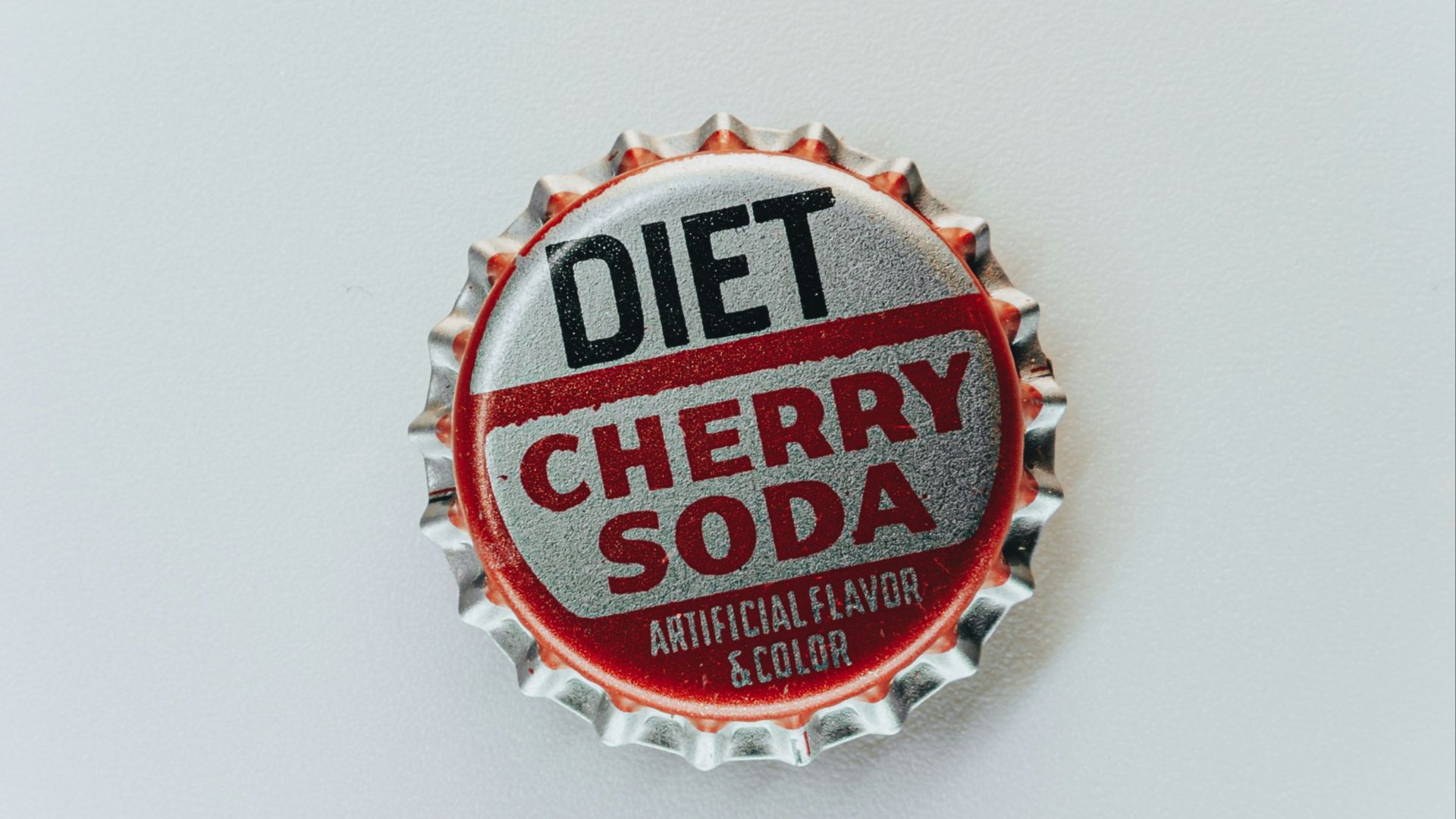 a bottle cap that says diet cherry soda