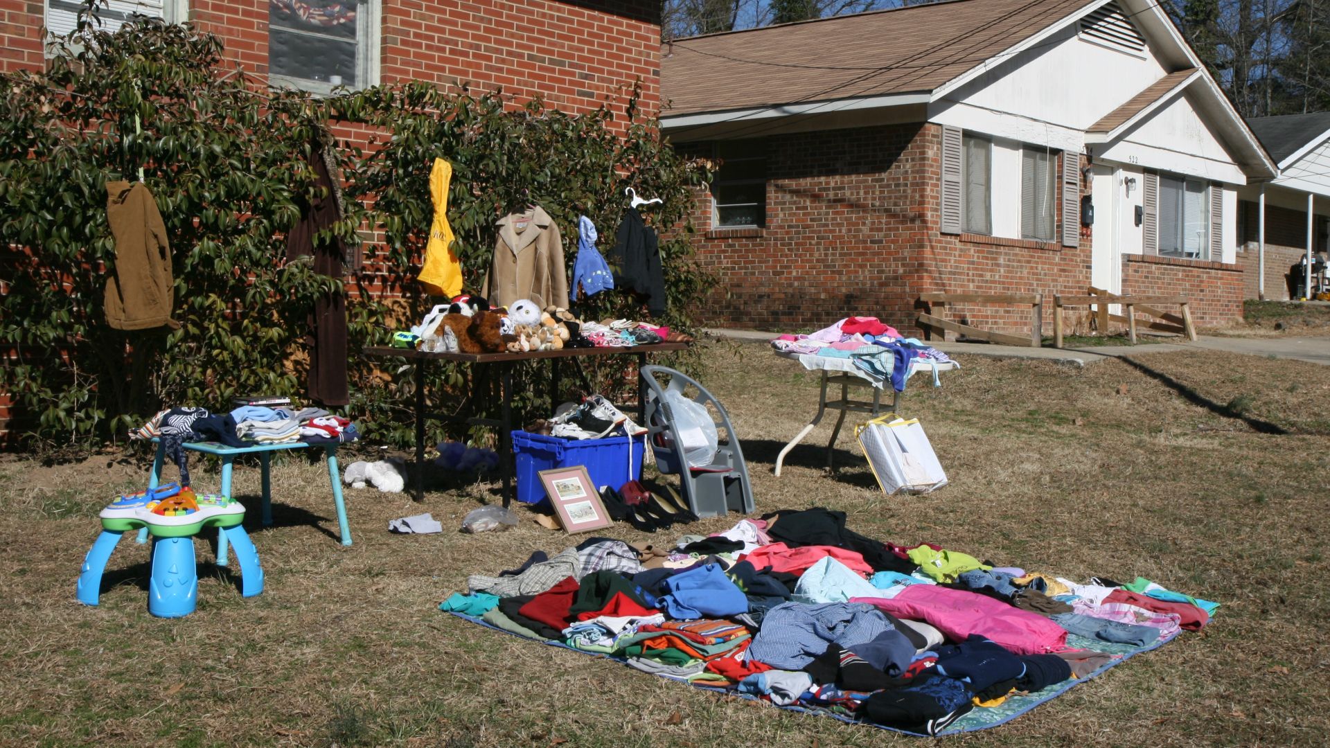 File:2011-02-12 Yard sale on Green St 1.jpg