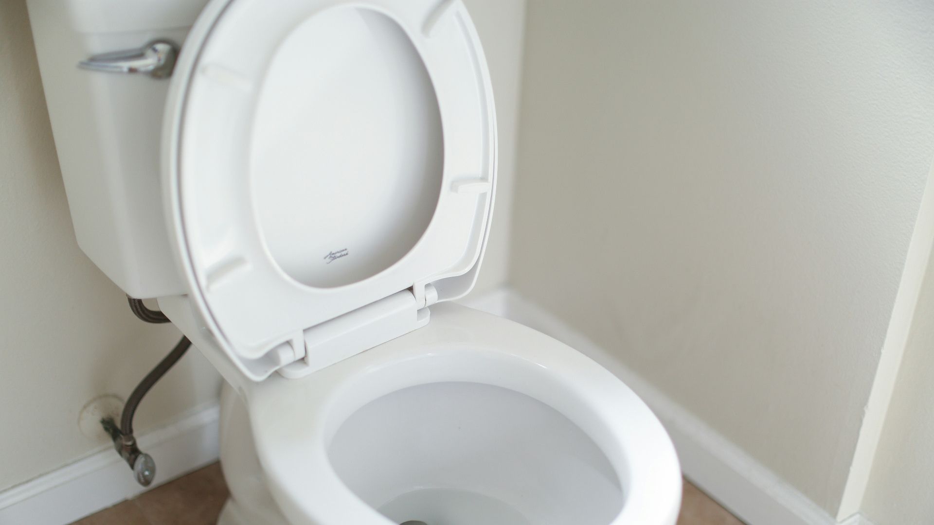 white ceramic toilet bowl with cover