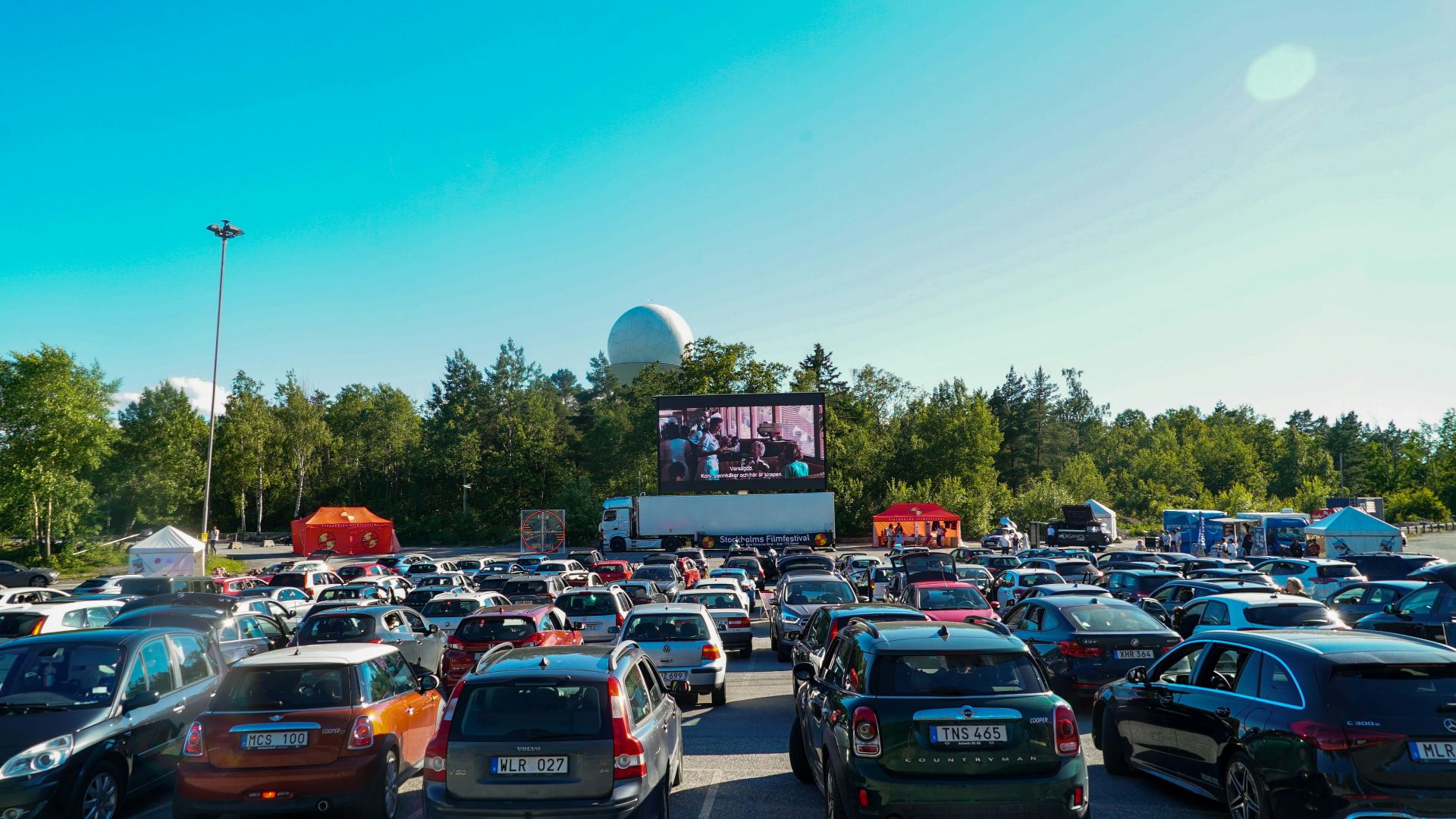 a large group of cars in a parking lot