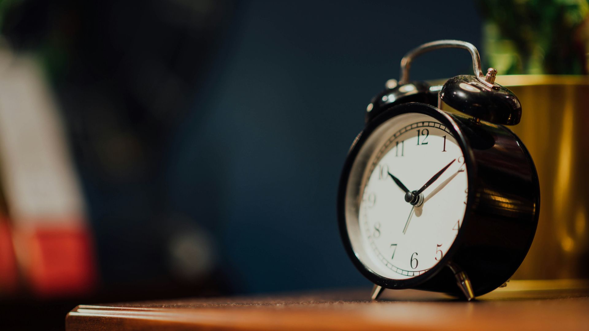 alarm clock at 10:10