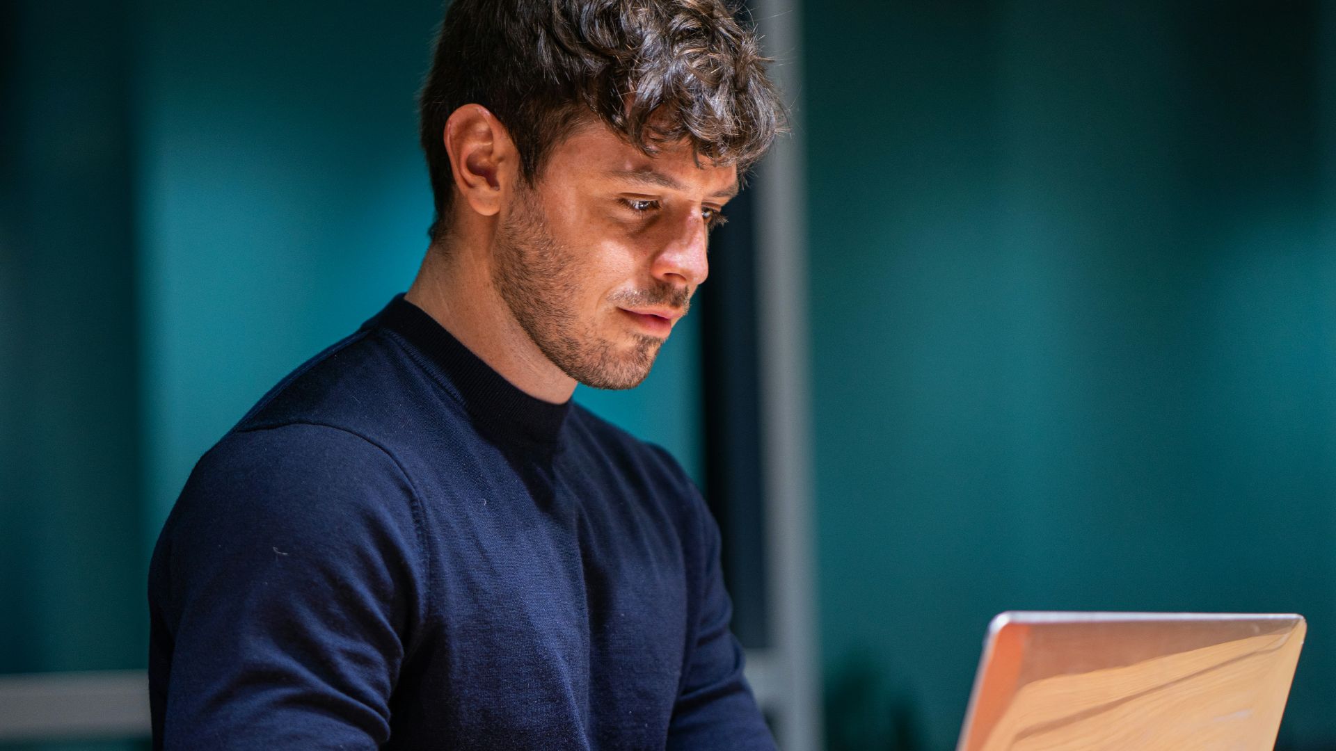 man in black long sleeve shirt using macbook
