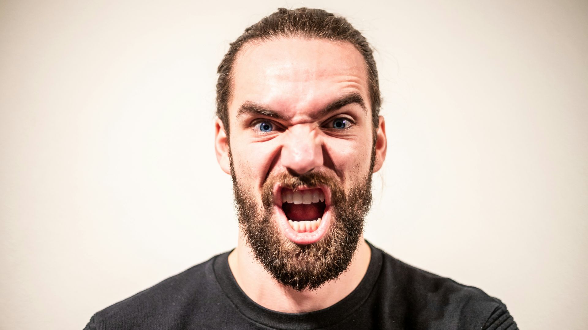 man in black crew neck shirt