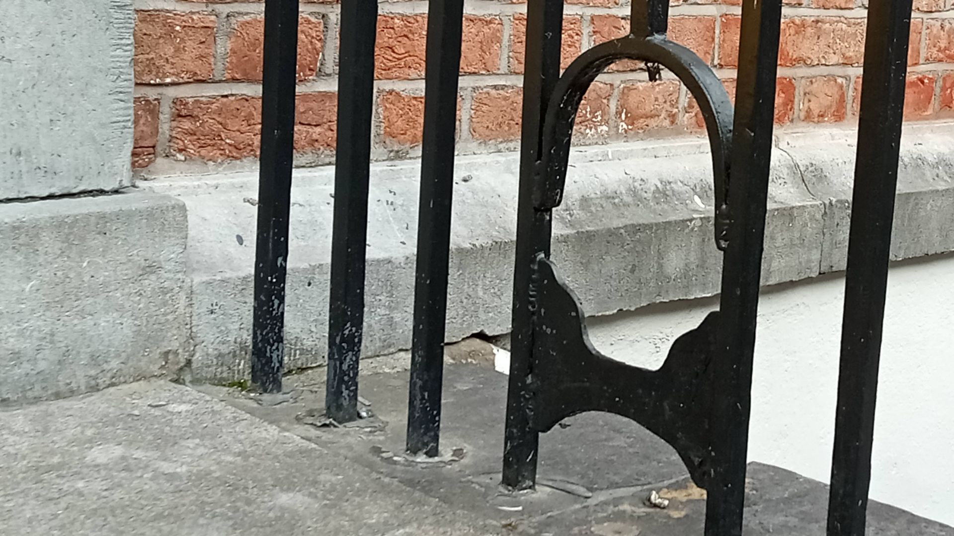 File:Boot scraper 43 Parliament Street.jpg