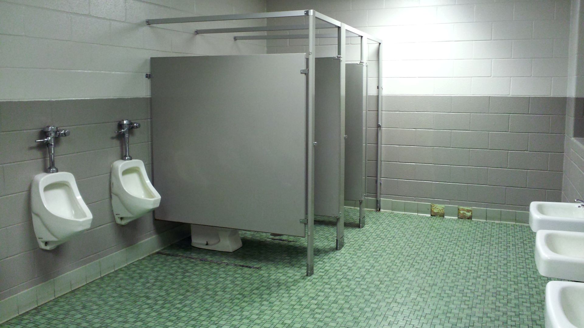 File:Boys' restroom at Stuarts Draft Middle School (50867066512).png