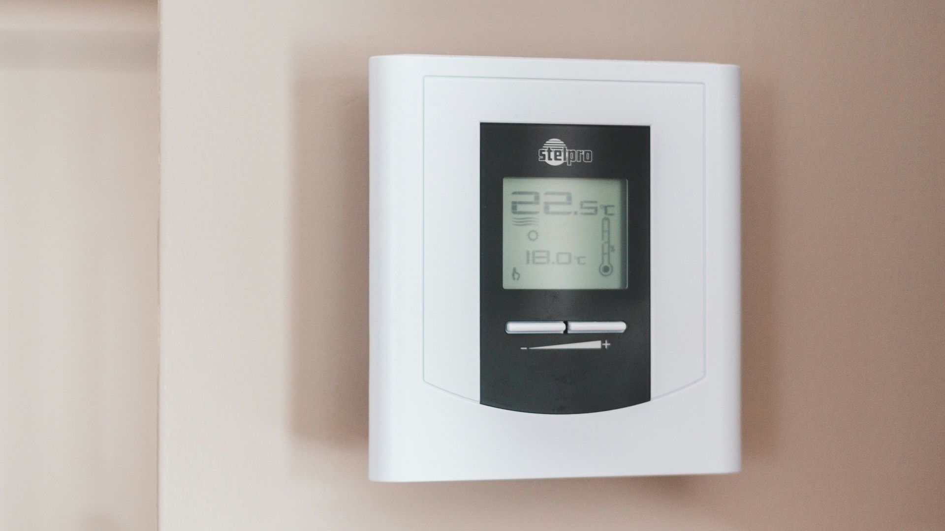 white and gray thermostat at 19 5