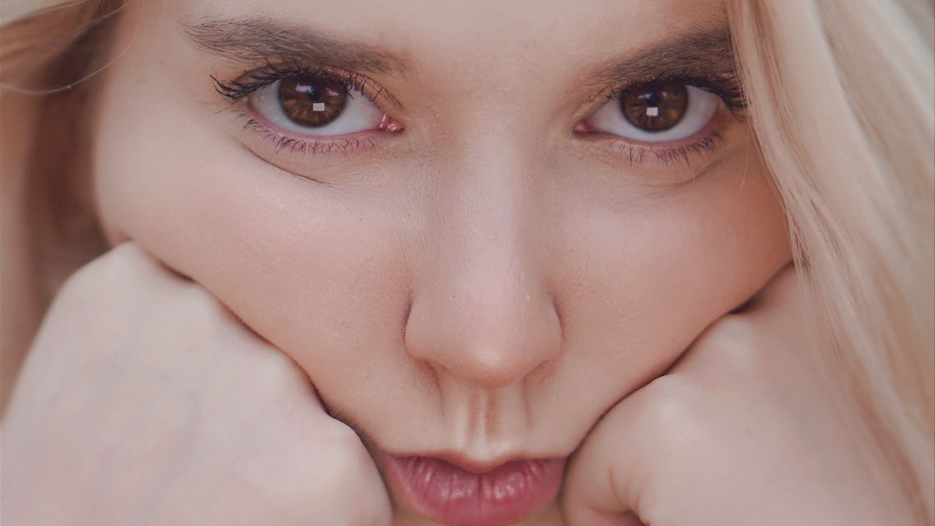 girls face in close up photography