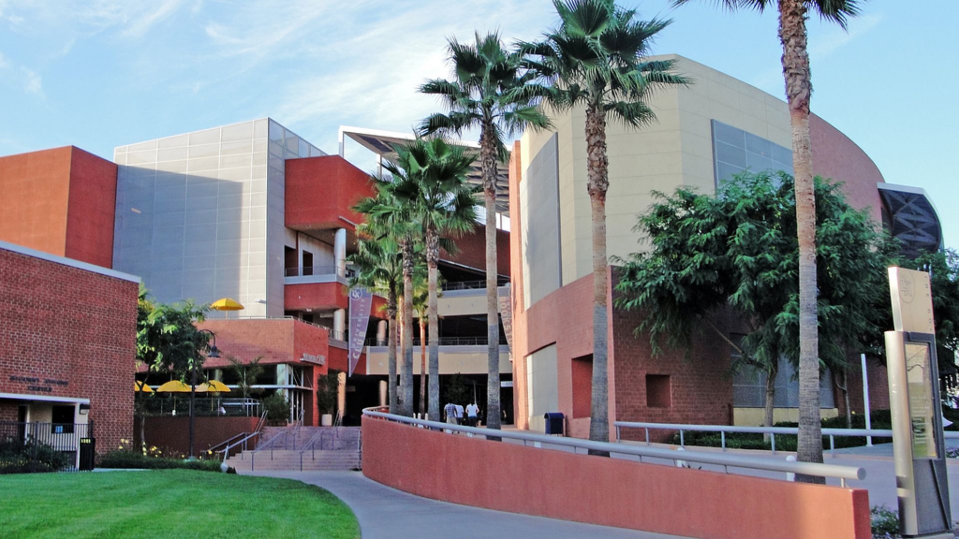 File:Cal State University, Los Angeles.jpg