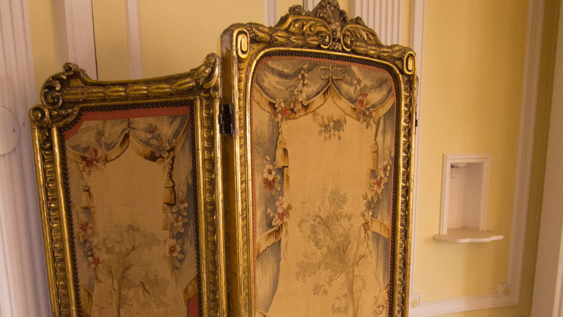 File:Casa Loma room divider - Casa Loma.jpg