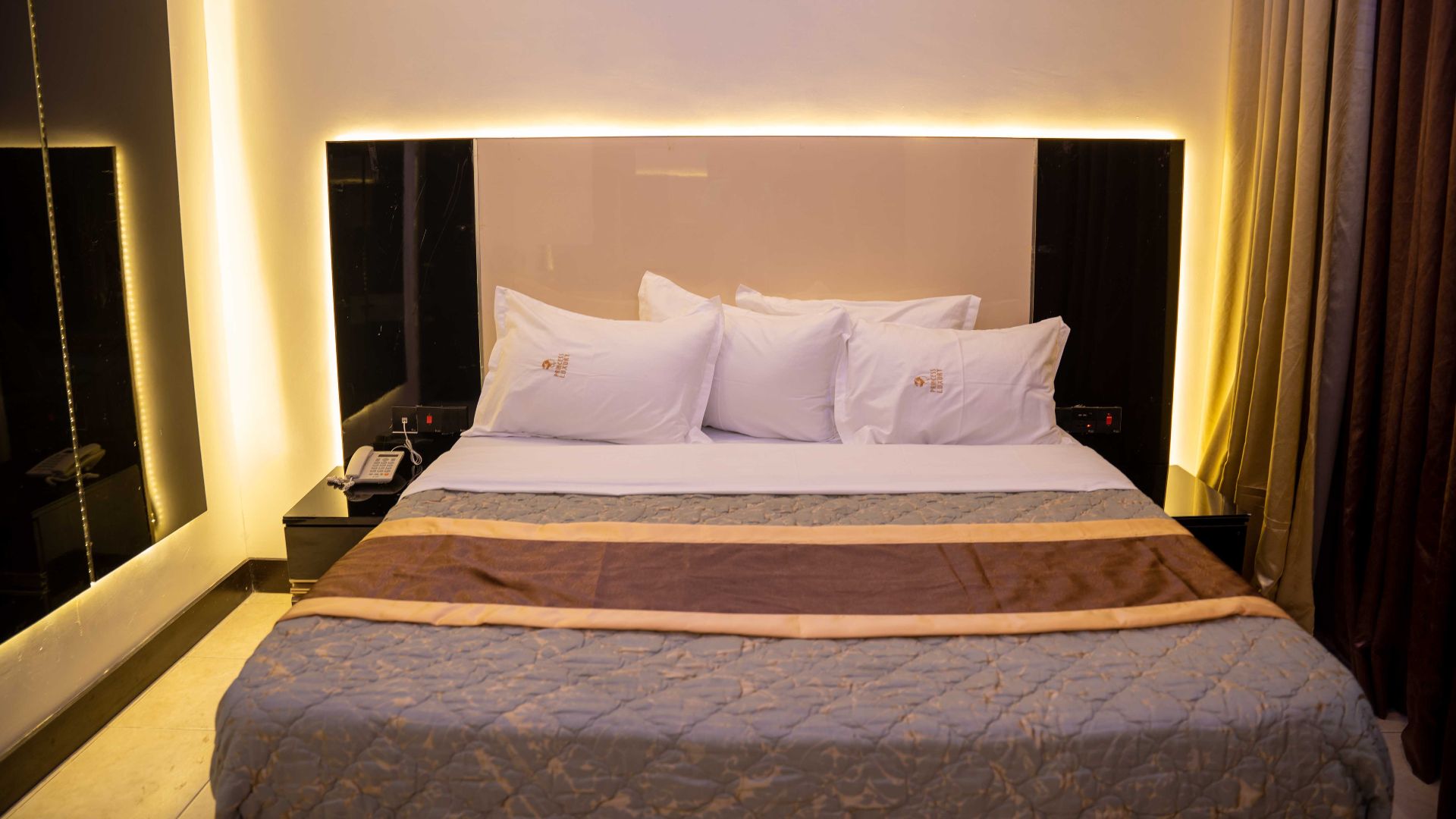 File:Princess Luxury Hotels - Bedroom.jpg
