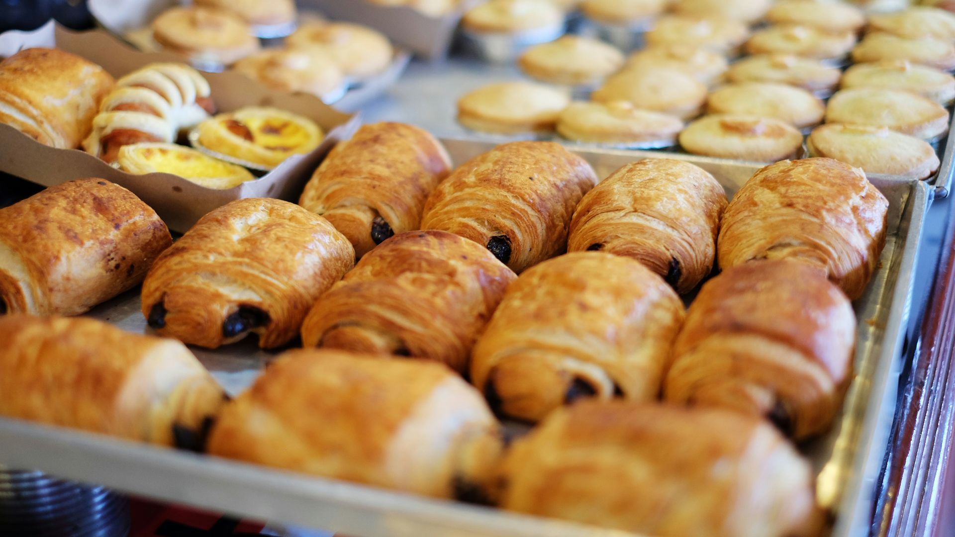 close up photography of baked treats on tray