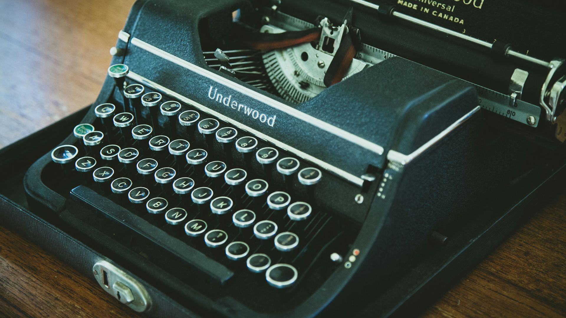 black and white Underwood typewriter