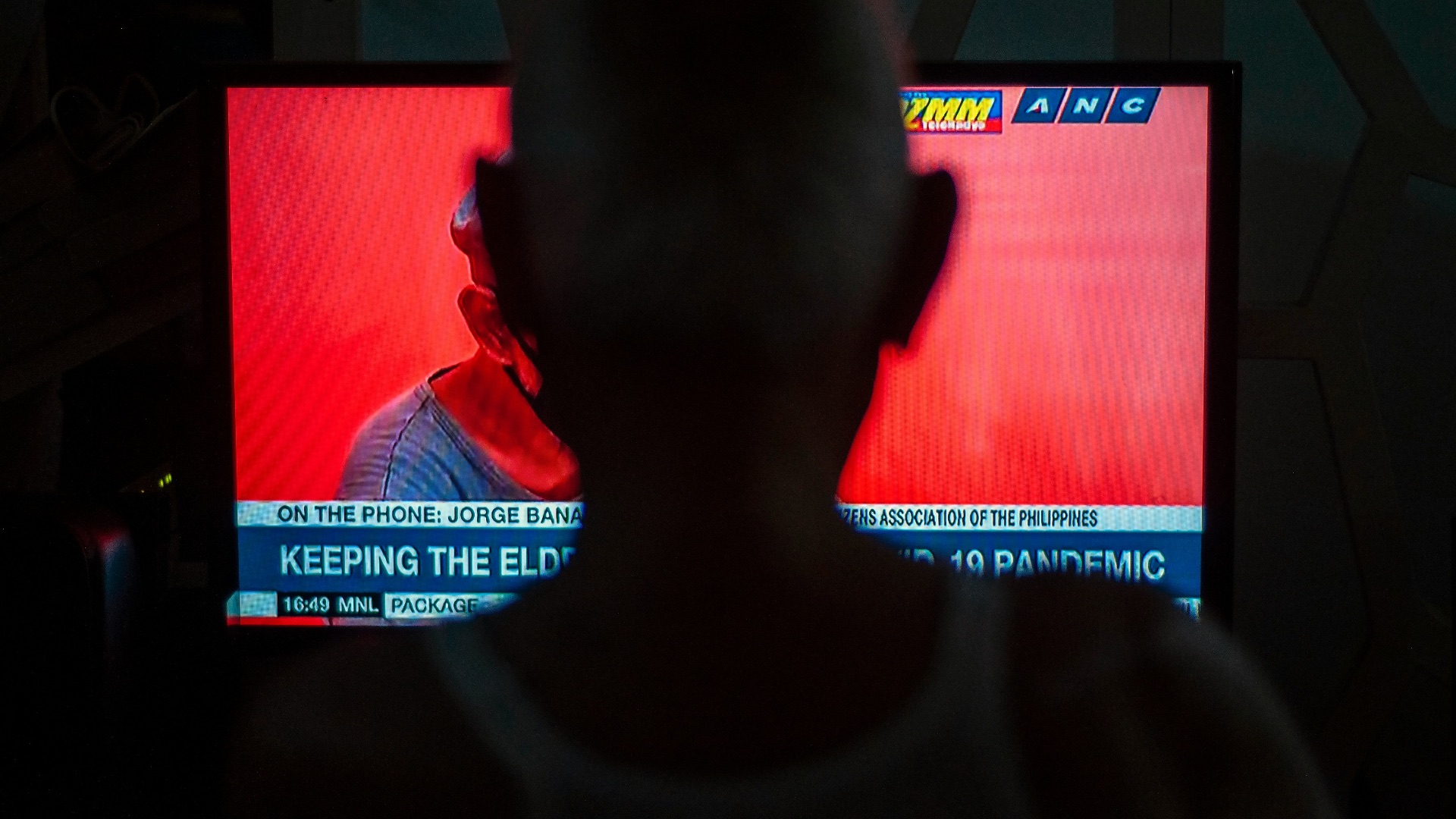 man in black crew neck shirt