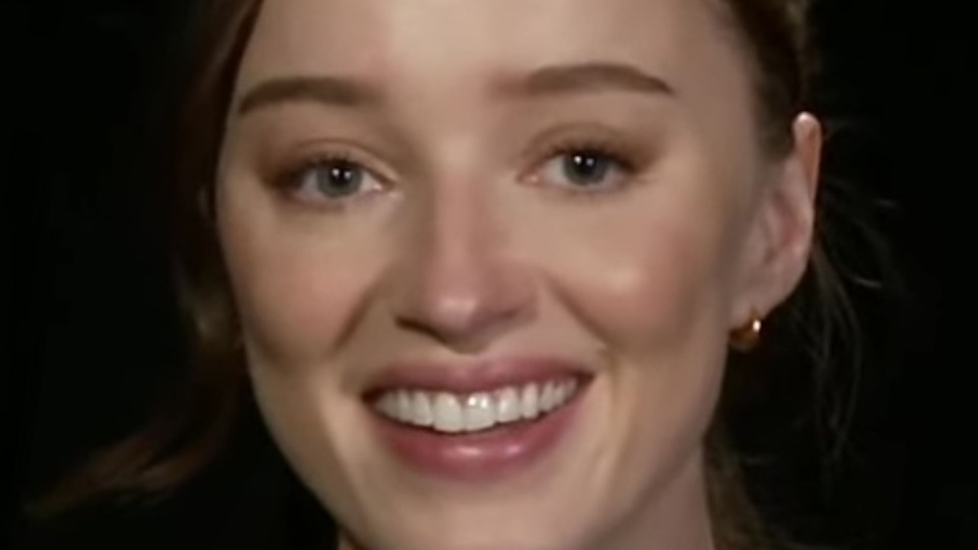 파일:Phoebe Dynevor Interview 2023 (cropped).jpg - 위키백과, 우리 ...