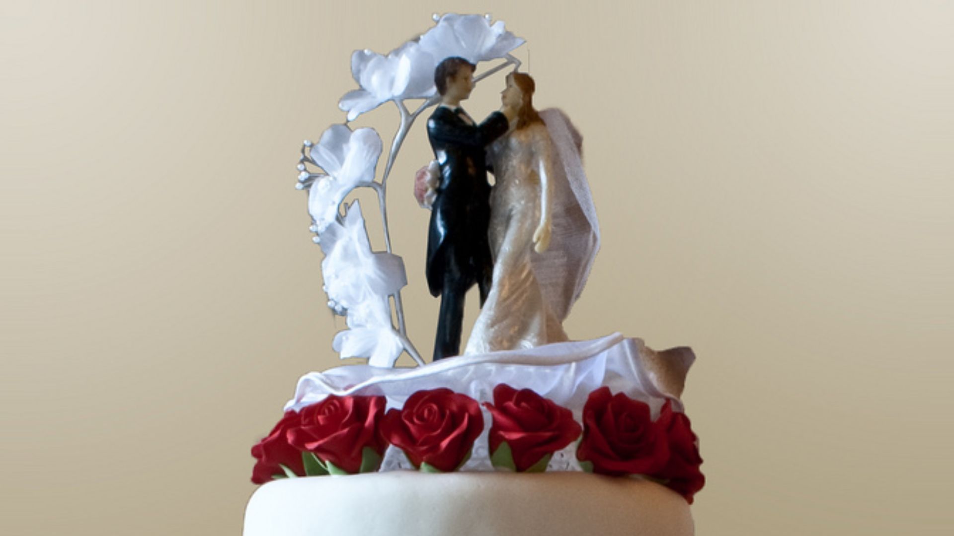 File:Wedding Cake - With Roses.jpg