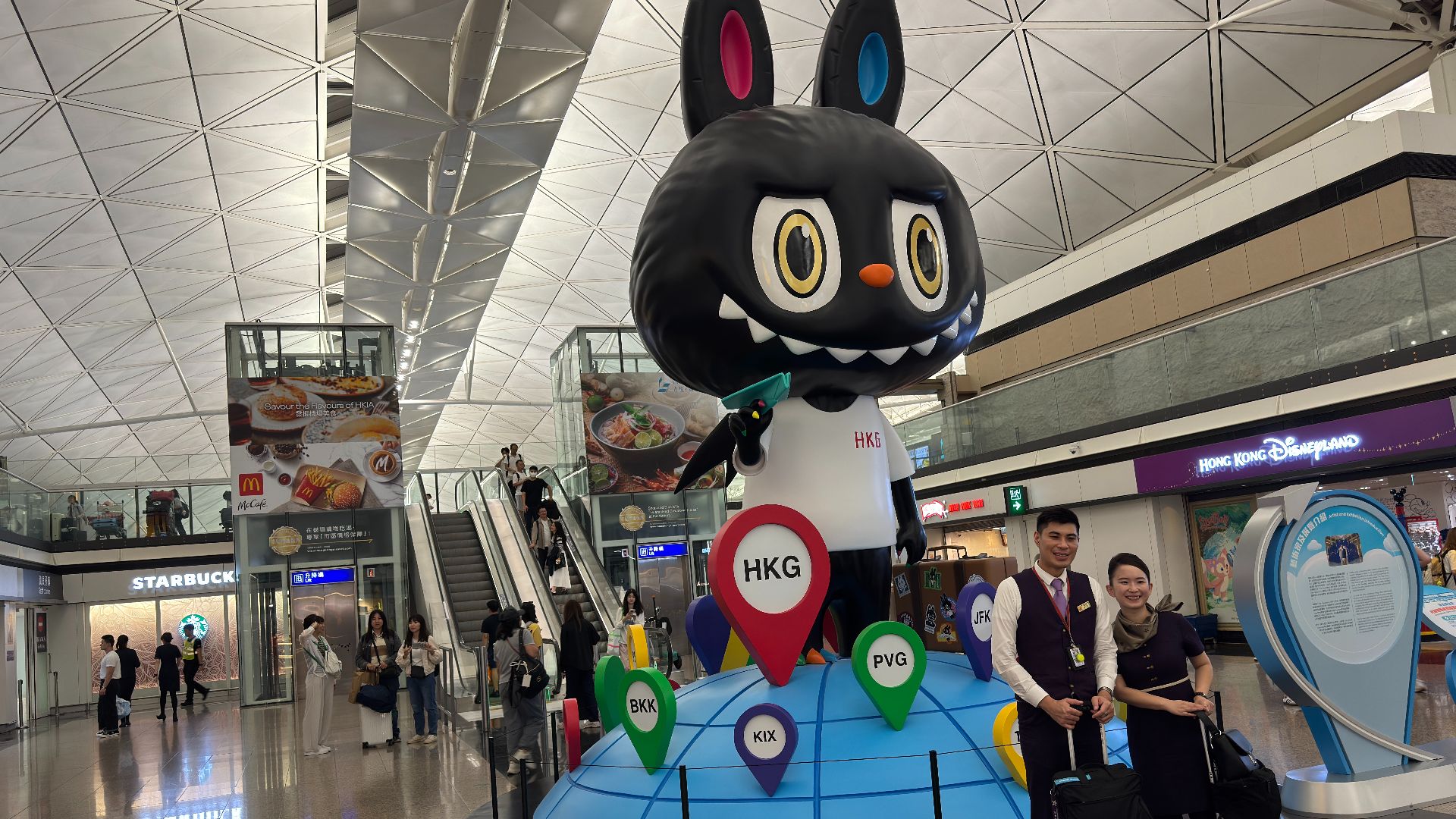 File:People take photo with Labubu in Hong Kong International Airport Terminal 1 Level 7 27-09-2025(16).jpg