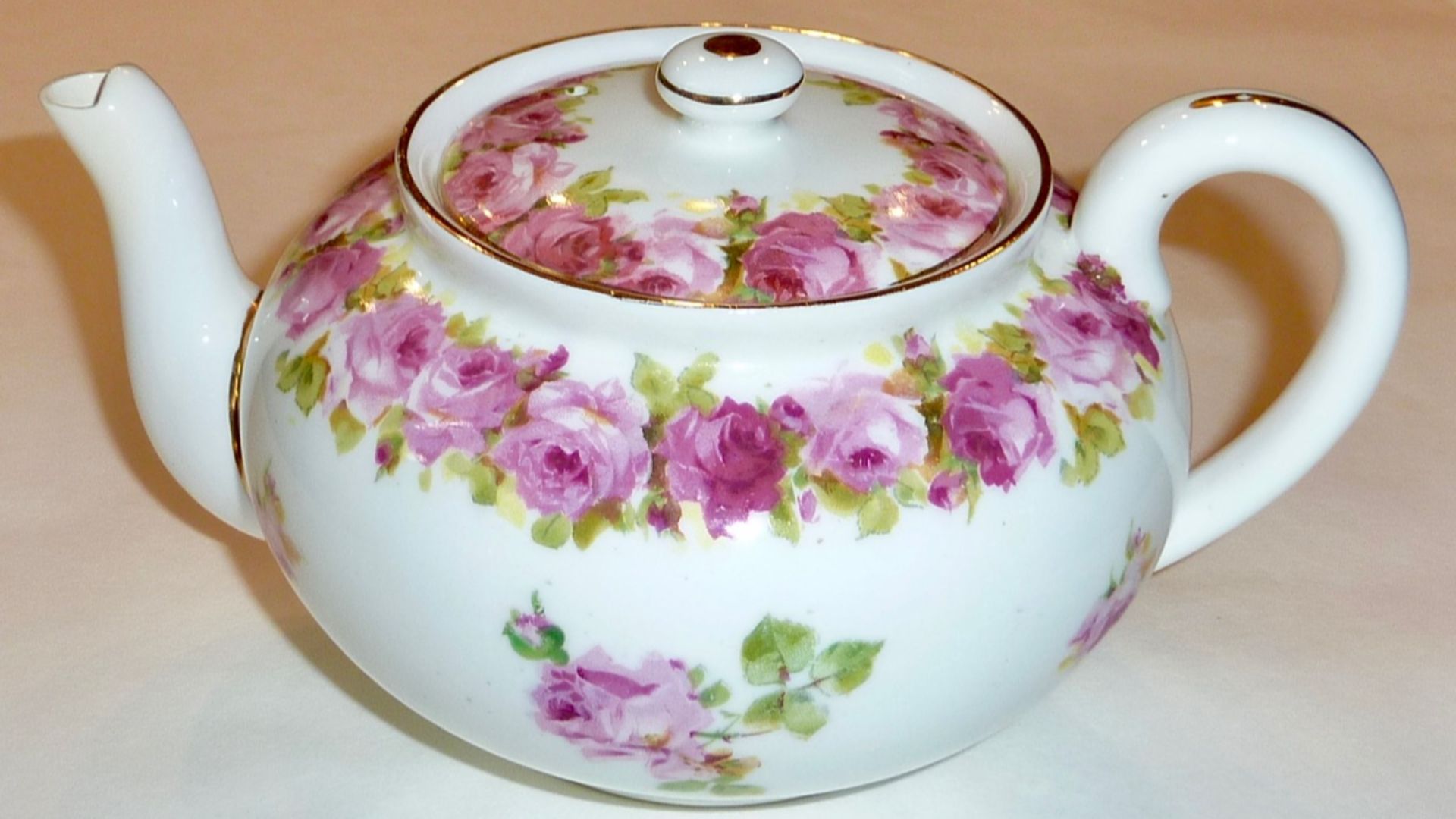 File:Royal Doulton Ruby Rose Teapot.jpg