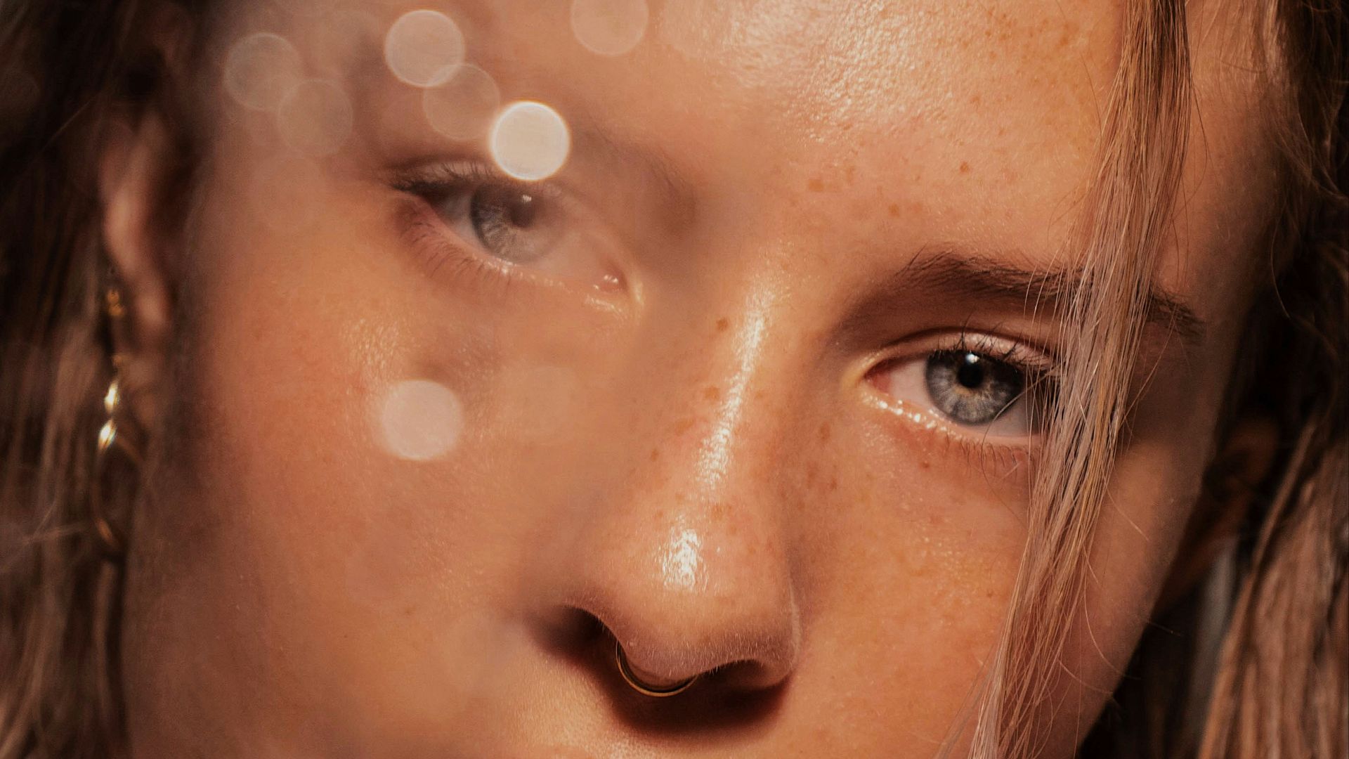 woman with brown hair and brown eyes