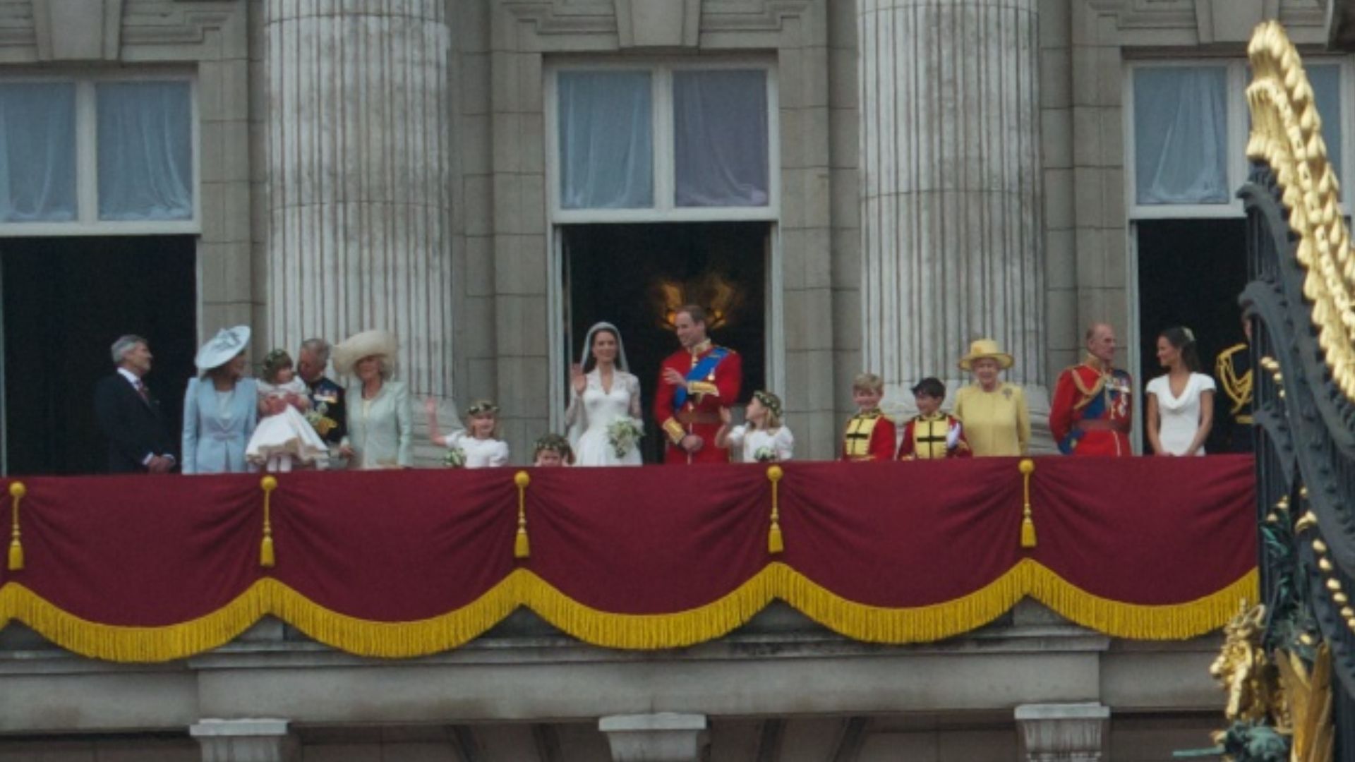 File:Wedding Prince William Balcony Buckingham Palace 2.jpg