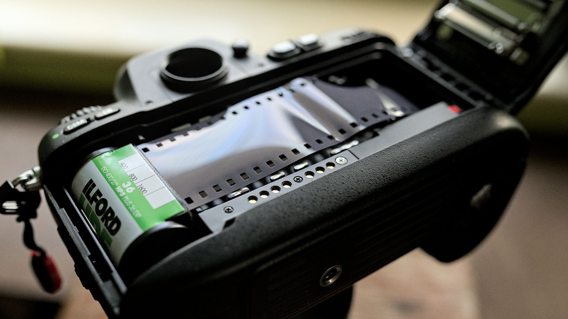 File:Illford HP5+ loading.jpg