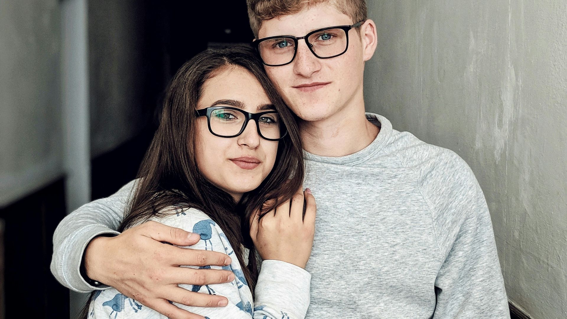 men's gray crew-neck long-sleeved shirt