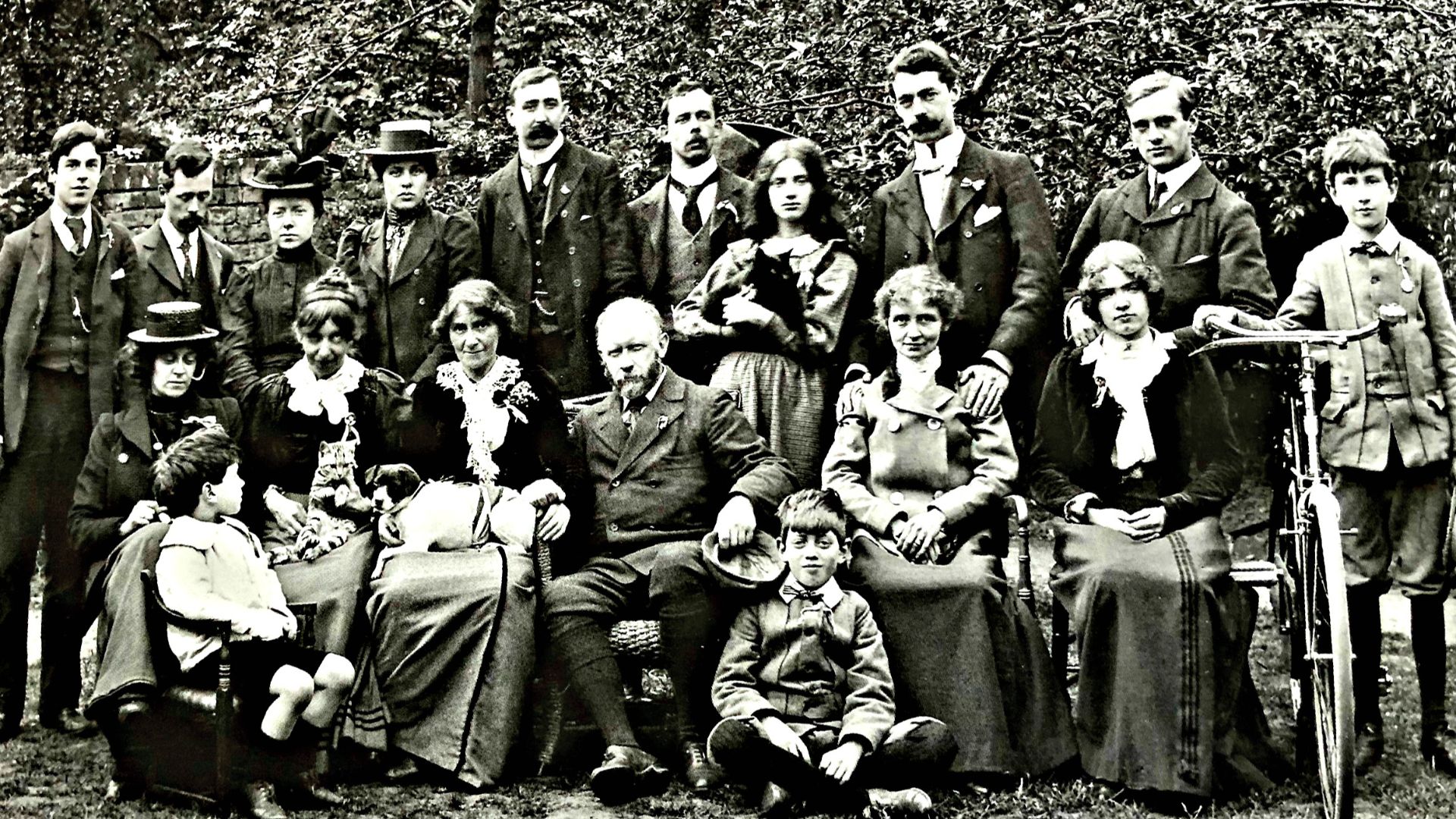 File:Christopher Whall garden party 1900.jpg