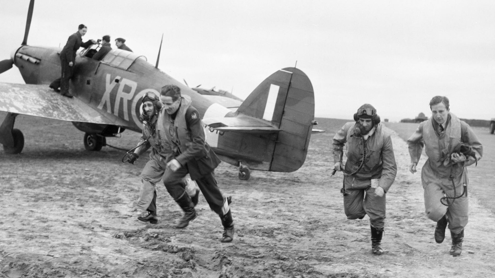 File:American pilots of No 71 'Eagle' Squadron rush to their Hawker Hurricanes at Kirton-in-Lindsey, 17 March 1941. CH2401.jpg