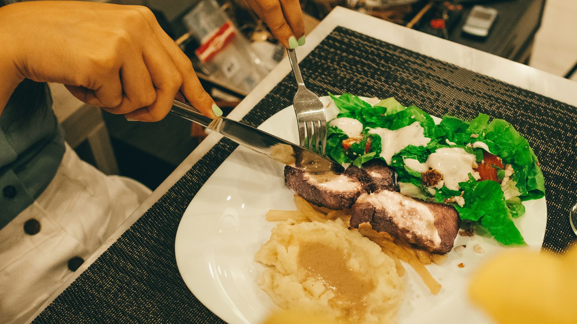 person slicing the dish photography